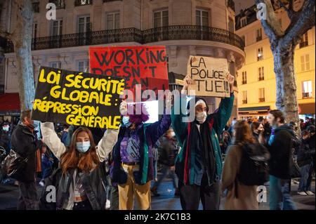 ©Laurent Paillier / le Pictorium/MAXPPP - Laurent Paillier / le Pictorium - 18/11/2020 - Francia / Parigi - CE 17 novembre une manifestation contre la proposition de loi 'securite globale' s'est tenue pres de l'Assemblee Nationale. CE texte souhaite encadrer la diffusion d'images des policiers et gendarmes avec l'article 24, Qui prevoit de penalizer d'un an de penitence et de 45000 euros d'amende la diffusion de 'l'image du visage ou tout autre element d'identification' d'un policier ou d'un gendarme en intervention / 18/11/2020 - Francia / Parigi - il 17 novembre una manifestazione contro la proposta Foto Stock