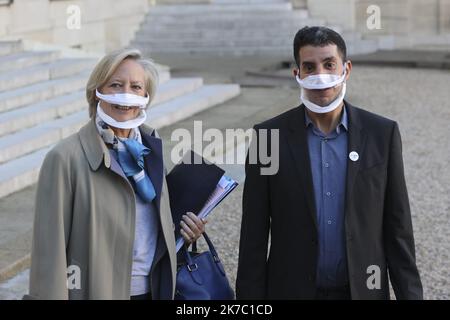 ©Sebastien Muylaert/MAXPPP - Sophie Cluzel secretaire d'etat chargee des personnes handicap apées et Hakim qui l'accompagne pour le duo day a la sortie du conseil des ministres sur le perron de l'Elysee. Parigi, 18.11.2020 - 2020/11/18. Consiglio dei ministri della Francia. Foto Stock