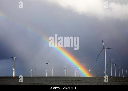 Turbine eoliche e un arcobaleno a Ijsselmeer, Olanda Foto Stock