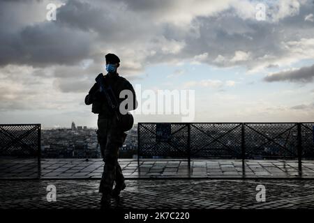 ©Thomas Padilla/MAXPPP - 19/11/2020 ; Parigi, FRANCIA ; PATROUILLE AVEC LES SOLDATS DE l' OPERATION SENTINELLE ILE DE FRANCE DANS LE QUARTIER DE MONTMARTRE - soldati pattuglianti Parigi nel quadro del programma Sentinel Francia, Parigi Nov 19 2020 Foto Stock