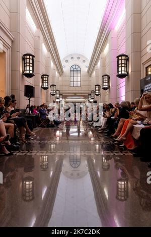 Melbourne, Australia, 16 ottobre 2022. Il pubblico amante della moda pronto per la pista notturna di chiusura della Melbourne Fashion Week con un'ambientazione glamourously sotto l'impressionante e grandiosa cupola del 333 Collins, le colonne in granito, gli archi decorativi e le elaborate caratteristiche in ferro battuto sono state lo sfondo di una vetrina di alta moda australiana, Melbourne Australia. Credit: Michael Currie/Speed Media/Alamy Live News Foto Stock