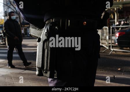 ©Jan Schmidt-Whitley/le Pictorium/MAXPPP - Jan Schmidt-Whitley/le Pictorium - 21/11/2020 - Francia / Ile-de-France / Parigi - un policier est venu m'intimider en se placant juste a cote de moi alors que je faisais des photos de manifestants controles qu'ils nouvelocer a la dense pour la manifestation pour la placement de securite globale. Plus de 7000 personnes se sont rassemblees a Paris pour protester contre l'adoption par l'Assemblee Nationale de la loi de 'SECURITE globale' qui inquiete citoyens, syndicats de journalistes et militants des droits de l'homme. / 21/11/2020 - Francia / Ile- Foto Stock