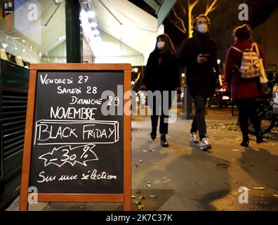 ©PHOTOPQR/LE PARISIEN/Delphine Goldsztejn ; PARIS ; 24/11/2020 ; Black friday rue de Bretagne Paris 3ème Magasin qui vend du vin 24/11/2020 Photo : Delphine Goldsztejn - Paris, France, nov 24th 2020 - Lockdown in Paris, people shopping Foto Stock