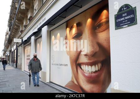 ©PHOTOPQR/LE PARISIEN/Delphine Goldsztejn ; PARIS ; 24/11/2020 ; vie quotidienne sous Confinement Rue Étienne Marcel, 75001 Paris 24/11/2020 Photo : Delphine Goldsztejn - princesse tam tam Paris, France, nov 24th 2020 - Lockdown in Paris, people shopping Foto Stock