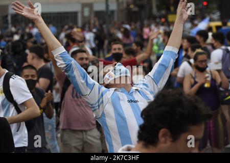 ©Alejo Manuel Avila / le Pictoriu/MAXPPP - Alejo Manuel Avila / le Pictorium - 25/11/2020 - Argentino / Buenos Aires - Les argentins discendent dans la rue pour rendre hommage au 'dieu' Maradona decede ce jour. / 25/11/2020 - Argentina / Buenos Aires - gli argentini scendono per le strade per rendere omaggio al 'dio' Maradona che morì quel giorno. Foto Stock