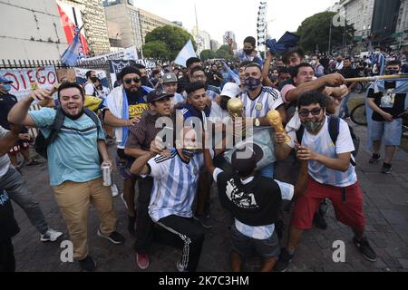 ©Alejo Manuel Avila / le Pictoriu/MAXPPP - Alejo Manuel Avila / le Pictorium - 25/11/2020 - Argentino / Buenos Aires - Les argentins discendent dans la rue pour rendre hommage au 'dieu' Maradona decede ce jour. / 25/11/2020 - Argentina / Buenos Aires - gli argentini scendono per le strade per rendere omaggio al 'dio' Maradona che morì quel giorno. Foto Stock