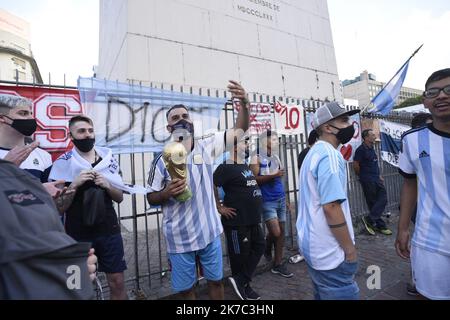 ©Alejo Manuel Avila / le Pictoriu/MAXPPP - Alejo Manuel Avila / le Pictorium - 25/11/2020 - Argentino / Buenos Aires - Les argentins discendent dans la rue pour rendre hommage au 'dieu' Maradona decede ce jour. / 25/11/2020 - Argentina / Buenos Aires - gli argentini scendono per le strade per rendere omaggio al 'dio' Maradona che morì quel giorno. Foto Stock