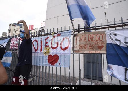 ©Alejo Manuel Avila / le Pictoriu/MAXPPP - Alejo Manuel Avila / le Pictorium - 25/11/2020 - Argentino / Buenos Aires - Les argentins discendent dans la rue pour rendre hommage au 'dieu' Maradona decede ce jour. / 25/11/2020 - Argentina / Buenos Aires - gli argentini scendono per le strade per rendere omaggio al 'dio' Maradona che morì quel giorno. Foto Stock