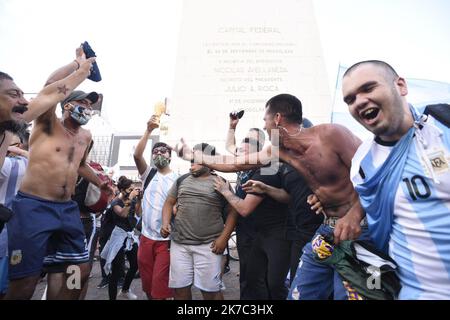 ©Alejo Manuel Avila / le Pictoriu/MAXPPP - Alejo Manuel Avila / le Pictorium - 25/11/2020 - Argentino / Buenos Aires - Les argentins discendent dans la rue pour rendre hommage au 'dieu' Maradona decede ce jour. / 25/11/2020 - Argentina / Buenos Aires - gli argentini scendono per le strade per rendere omaggio al 'dio' Maradona che morì quel giorno. Foto Stock