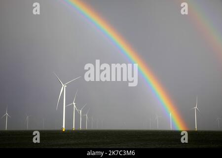 Turbine eoliche e un arcobaleno a Ijsselmeer, Olanda Foto Stock