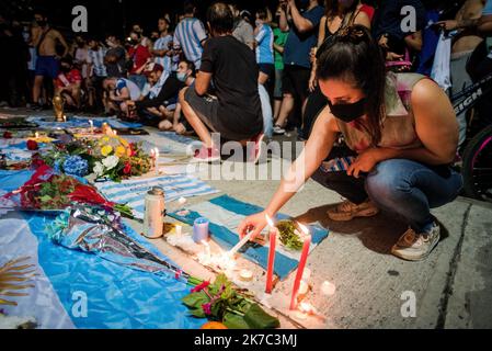 ©Alejo Manuel Avila / le Pictoriu/MAXPPP - Alejo Manuel Avila / le Pictorium - 25/11/2020 - Argentino / Buenos Aires - Les argentins discendent dans la rue pour rendre hommage au 'dieu' Maradona decede ce jour. / 25/11/2020 - Argentina / Buenos Aires - gli argentini scendono per le strade per rendere omaggio al 'dio' Maradona che morì quel giorno. Foto Stock