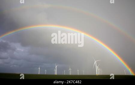 Turbine eoliche e un arcobaleno a Ijsselmeer, Olanda Foto Stock