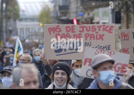 ©Giacomo Italiano/MAXPPP - dimostrazione contro il diritto globale della sicurezza a Montpellier. Fotografia di folle, ritratto, con cartelli che chiedono libertà di stampa e di filmare la polizia. Montpellier, 28 novembre 2020. Manifestazione contre la loi securite globale a Montpellier. Photographie de foule, portrait, avec pancartes revendicatives en faveur de la liberte de la presse et de filmer les forces de l'ordre. Montpellier, 28 novembre 2020. Foto Stock