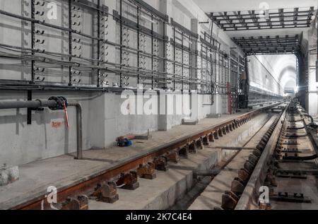 La sezione del tunnel della metropolitana di fronte alla stazione, sezione quadrata. La fase finale della costruzione della metropolitana Foto Stock