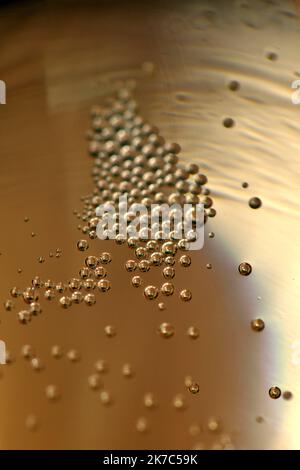 ©PHOTOPQR/L'EST REPUBLICAIN/ALEXANDRE MARCHI ; VINCELLES ; 19/06/2020 ; MAISON DE CHAMPAGNE PIOT SEVILLANO - VIGNERON INDIPENDENTE. Vincelles 19 juin 2020. Des bulles de Champagne dans un verre. FOTO Alexandre MARCHI. Foto Stock