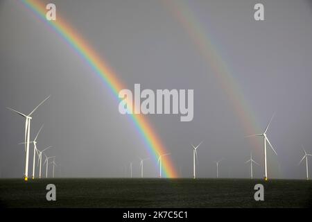 Turbine eoliche e un arcobaleno a Ijsselmeer, Olanda Foto Stock