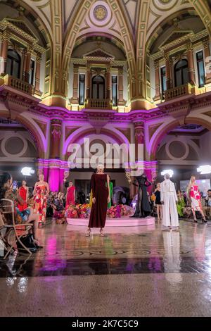 Melbourne, Australia, 16 ottobre 2022. I modelli camminano sulla pista alla fine della pista notturna di chiusura della Melbourne Fashion Week con un'ambientazione glamourously sotto l'impressionante e grandiosa cupola del Collins 333, le colonne di granito, gli archi decorativi e le elaborate caratteristiche in ferro battuto sono state lo sfondo di una vetrina di alta moda australiana, Melbourne Australia. Credit: Michael Currie/Speed Media/Alamy Live News Foto Stock