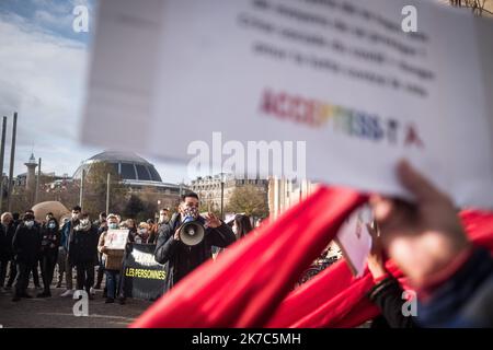 ©Olivier Donnars / le Pictorium/MAXPPP - Olivier Donnars / le Pictorium - 1/12/2020 - Francia / Parigi 1 - A l'event de la journee internationale contre le VIH-sida, une trentaine de militants d'Act Up-Paris et d'associations de lutte contre le VIH s'est rablee sur le Eustache Sainte-parglise (Parigi 1er) un defaut d'une marche. / 1/12/2020 - Francia / Parigi 1st° distretto (1st° arrondissement di Parigi) - in occasione della Giornata Internazionale contro l'HIV/AIDS, una trentina di attivisti delle associazioni Act Up-Paris e HIV si sono riuniti nella piazza di fronte alla Chiesa di Sainte-Eustache Foto Stock