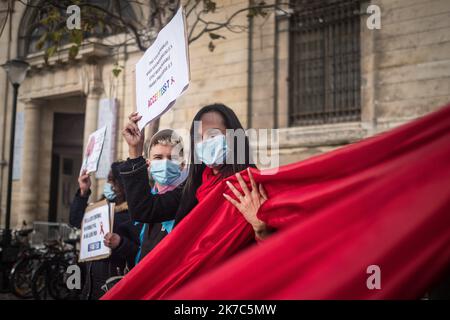 ©Olivier Donnars / le Pictorium/MAXPPP - Olivier Donnars / le Pictorium - 1/12/2020 - Francia / Parigi 1 - A l'event de la journee internationale contre le VIH-sida, une trentaine de militants d'Act Up-Paris et d'associations de lutte contre le VIH s'est rablee sur le Eustache Sainte-parglise (Parigi 1er) un defaut d'une marche. / 1/12/2020 - Francia / Parigi 1st° distretto (1st° arrondissement di Parigi) - in occasione della Giornata Internazionale contro l'HIV/AIDS, una trentina di attivisti delle associazioni Act Up-Paris e HIV si sono riuniti nella piazza di fronte alla Chiesa di Sainte-Eustache Foto Stock