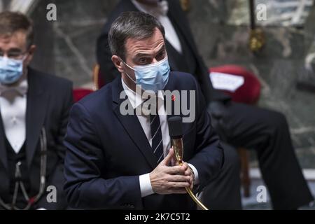 ©Christophe Petit Tesson/MAXPPP - 01/12/2020 ; PARIGI ; FRANCIA - il Ministro della Sanità francese Olivier Veran partecipa alla sessione settimanale delle interrogazioni rivolte al governo presso l'Assemblea Nazionale di Parigi, in Francia, il 01 dicembre 2020. Foto Stock