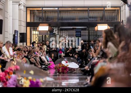 Melbourne, Australia, 16 ottobre 2022. Il pacchetto stampa durante la pista di chiusura notturna della Melbourne Fashion Week con un'ambientazione glamourously sotto l'imponente cupola del 333 Collins, le colonne in granito, gli archi decorativi e le elaborate caratteristiche in ferro battuto sono state lo sfondo di una vetrina di alta moda australiana, Melbourne Australia. Credit: Michael Currie/Speed Media/Alamy Live News Foto Stock