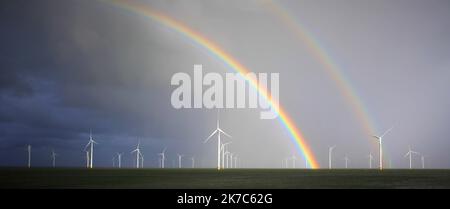 Turbine eoliche e un arcobaleno a Ijsselmeer, Olanda Foto Stock