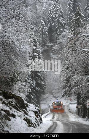 ©PHOTOPQR/LE PROGRES/Philippe TRIAS - 04/12/2020 - Neige sur le Haut-Jura, la Chaux-du-Dombief, 4 dicembre 2020. -La neige a fait son apparition sur le massif du Jura et perturbe la circolation sur les routes du département. - Forti nevicate, centro della Francia. Foto Stock