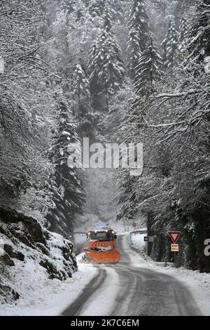 ©PHOTOPQR/LE PROGRES/Philippe TRIAS - 04/12/2020 - Neige sur le Haut-Jura, la Chaux-du-Dombief, 4 dicembre 2020. -La neige a fait son apparition sur le massif du Jura et perturbe la circolation sur les routes du département. - Forti nevicate, centro della Francia. Foto Stock