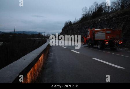 ©PHOTOPQR/LE PROGRES/Philippe TRIAS - 04/12/2020 - Neige sur le Haut-Jura, la Chaux-du-Dombief, 4 dicembre 2020. -Sur la route qui rediscend de la Chaux-du-Dombief à Clairvaux-les-Lacs, le brouillard tombe sur le Massif et la vallée. Foto Stock