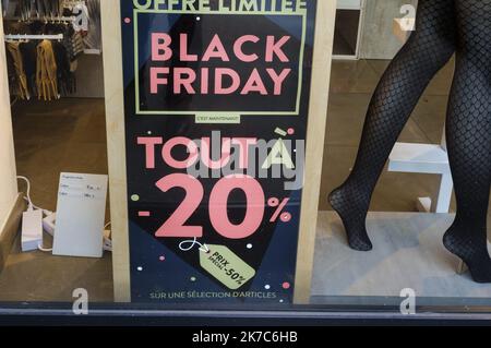 ©Julien Mattia / le Pictorium/MAXPPP - Julien Mattia / le Pictorium - 4/12/2020 - Francia / Ile-de-France / Parigi - BLACK FRIDAY. Au premiers jours du deconfinement, les magasins installent les panneaux du black Friday dans les rue de paris, pour rattraper le manque a gagner du a l'epidemie de Covid-19, le 4 dicembre 2020 / 4/12/2020 - France / Ile-de-France (region) / Parigi - BLACK FRIDAY. Nei primi giorni del definement, i negozi stanno installando cartelli del Black Friday nelle strade di Parigi, per colmare il deficit dovuto all'epidemia di Covid-19, il 4 dicembre 2020 Foto Stock