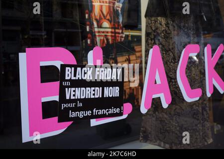 ©Julien Mattia / le Pictorium/MAXPPP - Julien Mattia / le Pictorium - 4/12/2020 - Francia / Ile-de-France / Parigi - BLACK FRIDAY. Au premiers jours du deconfinement, les magasins installent les panneaux du black Friday dans les rue de paris, pour rattraper le manque a gagner du a l'epidemie de Covid-19, le 4 dicembre 2020 / 4/12/2020 - France / Ile-de-France (region) / Parigi - BLACK FRIDAY. Nei primi giorni del definement, i negozi stanno installando cartelli del Black Friday nelle strade di Parigi, per colmare il deficit dovuto all'epidemia di Covid-19, il 4 dicembre 2020 Foto Stock