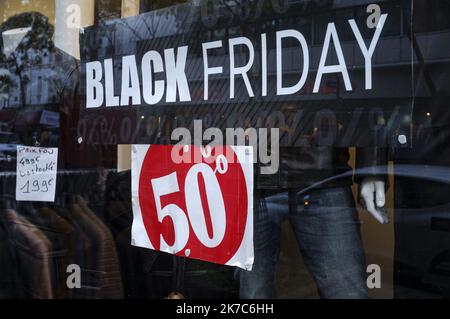 ©Julien Mattia / le Pictorium/MAXPPP - Julien Mattia / le Pictorium - 4/12/2020 - Francia / Ile-de-France / Parigi - BLACK FRIDAY. Au premiers jours du deconfinement, les magasins installent les panneaux du black Friday dans les rue de paris, pour rattraper le manque a gagner du a l'epidemie de Covid-19, le 4 dicembre 2020 / 4/12/2020 - France / Ile-de-France (region) / Parigi - BLACK FRIDAY. Nei primi giorni del definement, i negozi stanno installando cartelli del Black Friday nelle strade di Parigi, per colmare il deficit dovuto all'epidemia di Covid-19, il 4 dicembre 2020 Foto Stock