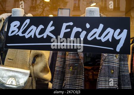 ©Julien Mattia / le Pictorium/MAXPPP - Julien Mattia / le Pictorium - 4/12/2020 - Francia / Ile-de-France / Parigi - BLACK FRIDAY. Au premiers jours du deconfinement, les magasins installent les panneaux du black Friday dans les rue de paris, pour rattraper le manque a gagner du a l'epidemie de Covid-19, le 4 dicembre 2020 / 4/12/2020 - France / Ile-de-France (region) / Parigi - BLACK FRIDAY. Nei primi giorni del definement, i negozi stanno installando cartelli del Black Friday nelle strade di Parigi, per colmare il deficit dovuto all'epidemia di Covid-19, il 4 dicembre 2020 Foto Stock