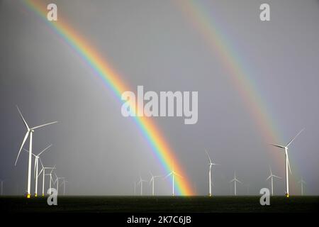 Turbine eoliche e un arcobaleno a Ijsselmeer, Olanda Foto Stock