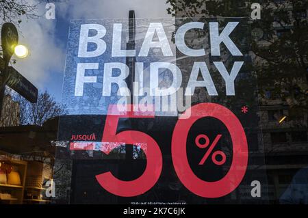 ©Julien Mattia / le Pictorium/MAXPPP - Julien Mattia / le Pictorium - 4/12/2020 - Francia / Ile-de-France / Parigi - BLACK FRIDAY. Au premiers jours du deconfinement, les magasins installent les panneaux du black Friday dans les rue de paris, pour rattraper le manque a gagner du a l'epidemie de Covid-19, le 4 dicembre 2020 / 4/12/2020 - France / Ile-de-France (region) / Parigi - BLACK FRIDAY. Nei primi giorni del definement, i negozi stanno installando cartelli del Black Friday nelle strade di Parigi, per colmare il deficit dovuto all'epidemia di Covid-19, il 4 dicembre 2020 Foto Stock