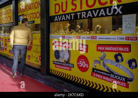 ©Julien Mattia / le Pictorium/MAXPPP - Julien Mattia / le Pictorium - 4/12/2020 - Francia / Ile-de-France / Parigi - BLACK FRIDAY. Au premiers jours du deconfinement, les magasins installent les panneaux du black Friday dans les rue de paris, pour rattraper le manque a gagner du a l'epidemie de Covid-19, le 4 dicembre 2020 / 4/12/2020 - France / Ile-de-France (region) / Parigi - BLACK FRIDAY. Nei primi giorni del definement, i negozi stanno installando cartelli del Black Friday nelle strade di Parigi, per colmare il deficit dovuto all'epidemia di Covid-19, il 4 dicembre 2020 Foto Stock