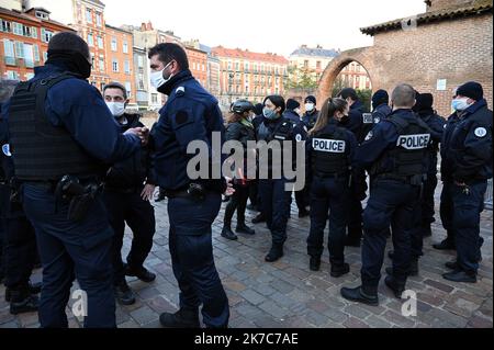 ©DENISE ROSSANO/MAXPPP - MAXPPP/DENISE ROSSANO LE 08/12/2020 Des policiers en uniformes ont manifesté dans les rues de Toulouse, allant du Monument aux Morts jusqu'a la préfecture de Toulouse pour dénoncer les propos inaccettables du président de la République et demander l'améliurs de travoration conditions. - Tolosa, Francia, dicembre 4th 2020 Macron francese chiede una riforma 'urgente? Della polizia a seguito delle proteste... quindi, poliziotti protestano contro il presidente Foto Stock