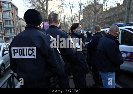 ©REMYGABALDA DENISE ROSSANO/MAXPPP - MAXPPP/DENISE ROSSANO LE 08/12/2020 Des policiers en uniformes ont manifesté dans les rues de Toulouse, allant du Monument aux Morts jusqu'a la préfecture de Toulouse pour dénoncer les propos inaccettables du président de la République et de l'étravander condizioni. - Tolosa, Francia, dicembre 4th 2020 Macron francese chiede una riforma 'urgente? Della polizia a seguito delle proteste... quindi, poliziotti protestano contro il presidente Foto Stock