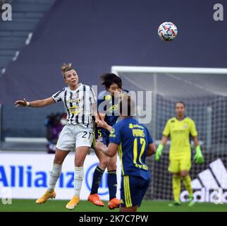 ©PHOTOPQR/LE PROGRES/Richard MOUILLAUD - Lyon 09/12/2020 - le 09/12/2020 FOOT OL Féminin OL JUVENTUS TORINO -OL JUVENTUS TORINO 16eme de finale aller ligue des Champions Duel aérien entre Saki Kumagai et Arianna Caruso dic 9th 2020 Campionato femminile Lione vs Juventus Torino Foto Stock