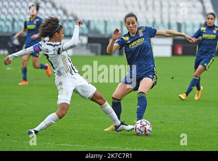 ©PHOTOPQR/LE PROGRES/Richard MOUILLAUD - Lyon 09/12/2020 - le 09/12/2020 FOOT OL Féminin OL JUVENTUS TORINO -OL JUVENTUS TORINO 16eme de finale aller ligue des Champions tacle de Sara Gama sur Sara Bjork Gunnarsdottir dic 9th 2020 Campionato femminile Lione vs Juventus Torino Foto Stock