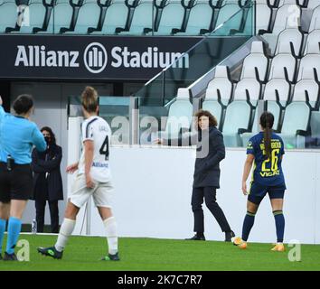 ©PHOTOPQR/LE PROGRES/Richard MOUILLAUD - Lione 09/12/2020 - le 09/12/2020 FOOT OL Féminin OL JUVENTUS TORINO -OL JUVENTUS TORINO 16eme de finale aller ligue des Champions la coach de la Juventus Maria Rita Guarino - dic 9th 2020 Campionato femminile Lione vs Juventus Torino Foto Stock