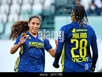 ©PHOTOPQR/LE PROGRES/Richard MOUILLAUD - Lyon 09/12/2020 - le 09/12/2020 FOOT OL Féminin OL JUVENTUS TORINO -OL JUVENTUS TORINO 16eme de finale aller ligue des Champions le but de Melvine Malard en seconde période Joie de Melvine Malard avec Amel Majri Foto Stock