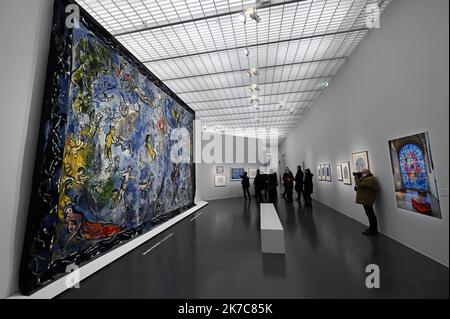 ©PHOTOPQR/L'EST REPUBLICAIN/ALEXANDRE MARCHI ; METZ ; 11/12/2020 ; CULTURA - ESPOSIZIONE MARC CHAGALL PASSEUR DE LUMIERE - MUSEE - PEINTURE - DESSERT - COLLAGES - VITRAUX - SIGNATURE - AUTOGRAPHE. Centre Pompidou-Metz 11 dicembre 2020. Tapisserie de basse lisse, laine et coton 'la Paix' (1991-1994) d'Yvette CAUQUIL-PRINCE d'après Marc Chagall dans l'exposition inédite 'Chagall. Passeur de lumière' sur 1200 m² en galerie 3 du Centre Pompidou-Metz jusqu'au 26 avril 2021. FOTO Alexandre MARCHI. - Metz, Francia, 11th 2020 dicembre - Mostra Marc Chagall. L'Emissario della luce al Centre Pompidou si è incontrato Foto Stock