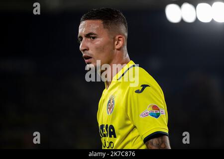 Valencia, Spagna, 17 ottobre 2022. Yeremy Pino di Villarreal durante la partita spagnola la Liga Santander tra Villarreal CF e CA Osasuna allo stadio Ciutat de Valencia. Foto di Jose Miguel Fernandez /Alamy Live News ) Foto Stock