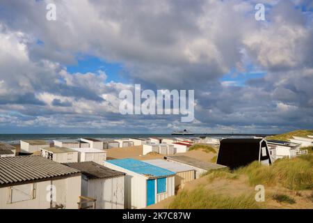 ©PHOTOPQR/VOIX DU NORD/Johan BEN AZZOUZ ; 11/12 une page se tourne dans la commune de Blériot. Les chalets en bois installés sur la plage depuis Plus de 50 ans vont être détruits. Le conseil Municipal va acter cette décision en conseil Municipal ce mardi 15 décembre. ARCHIVI Bleriot, nel nord della Francia, gli chalet in legno installati sulla spiaggia per più di 50 anni saranno distrutti. Il consiglio comunale delibererà in sede di consiglio comunale martedì 15 dicembre. FILES 11/10/2020 ; Bleriot-Plage, le 11 octobre 2020. Spectaculaires couleurs d'automne sur la Côte d'Opale ce dimanche, de Bleri Foto Stock