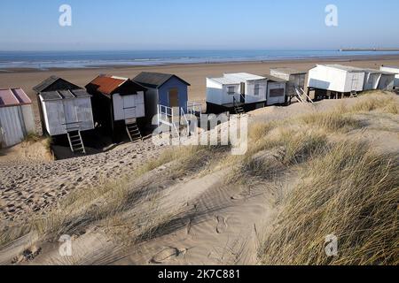 ©PHOTOPQR/VOIX DU NORD /JEAN-PIERRE BRUNET - 11/12 une page se tourne dans la commune de Blériot. Les chalets en bois installés sur la plage depuis Plus de 50 ans vont être détruits. Le conseil Municipal va acter cette décision en conseil Municipal ce mardi 15 décembre. ARCHIVI Bleriot, nel nord della Francia, gli chalet in legno installati sulla spiaggia per più di 50 anni saranno distrutti. Il consiglio comunale delibererà in sede di consiglio comunale martedì 15 dicembre. FILES LA VOIX DU NORD ©PHOTOPQR/VOIX DU NORD/JEAN-PIERRE BRUNET - CALAIS 24/03/2016 LES CHALETS SUR LA PLAGE DE BLERIOT. Foto Stock