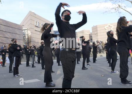 ©Giacomo Italiano/MAXPPP - coreografia del collettivo Les Essentiels per salvare le professioni culturali a seguito delle restrizioni nella lotta contro la pandemia del 19. Francia, Montpellier, 12 dicembre 2020. Photographer: Giacomo Italiano / MaxPPP Choregraphie revendicative faite par le collectif Les Essentiels afin de sauger les metiers de la culture suite aux restrictions de lute contre la pandemie du covid-19. Francia, Montpellier, 12 dicembre 2020. Fotografia : Giacomo Italiano / MaxPPP Foto Stock