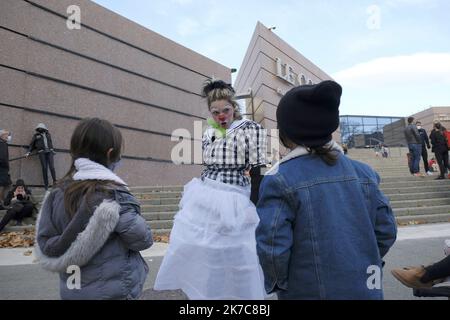 ©Giacomo Italiano/MAXPPP - coreografia del collettivo Les Essentiels per salvare le professioni culturali a seguito delle restrizioni nella lotta contro la pandemia del 19. Francia, Montpellier, 12 dicembre 2020. Photographer: Giacomo Italiano / MaxPPP Choregraphie revendicative faite par le collectif Les Essentiels afin de sauger les metiers de la culture suite aux restrictions de lute contre la pandemie du covid-19. Francia, Montpellier, 12 dicembre 2020. Fotografia : Giacomo Italiano / MaxPPP Foto Stock