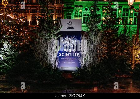 ©Jan Schmidt-Whitley/le Pictorium/MAXPPP - Jan Schmidt-Whitley/le Pictorium - 12/12/2020 - Francia / Parigi / Parigi - la ville de Paris lance son marche de Noel et les Illuminations de Noel en pleine crise du covid19. / 12/12/2020 - Francia / Parigi / Parigi - la città di Parigi lancia il suo mercatino di Natale e le illuminazioni natalizie nel bel mezzo della crisi del covid19. Foto Stock