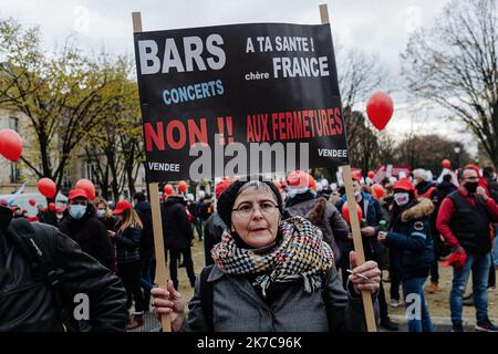 ©Jan Schmidt-Whitley/le Pictorium/MAXPPP - Jan Schmidt-Whitley/le Pictorium - 14/12/2020 - Francia / Parigi / Parigi - un femme portant une pancarte convenute les bar concerti. Des milliers de restaurateurs de toute la France se sont radembles a l'appel de deux syndicats de la professione, l'Umih et le gni, aux Invalides a Parigi. Cette manifest l'autre pendant de la lutte menee par l'Umih pour la reouverture des etablissements. Le 24 novembre dernier, le syndicat avait tente de contester cette decision de fermeture des restaurants devant le Conseil d'Etat. / 14/12/2020 - Francia / Parigi Foto Stock